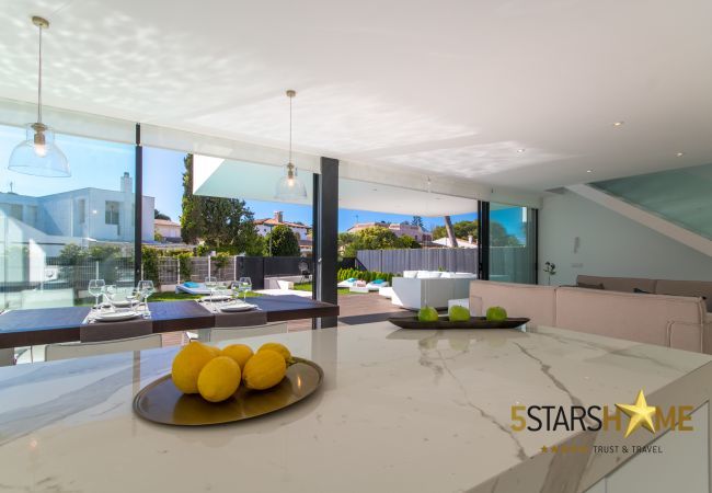Villa with pool for 8 people in Playa de Muro, Mallorca 4 double bedrooms, 3 bathrooms, garden with pool, barbecue, free WIFI, air conditioning and central heating.