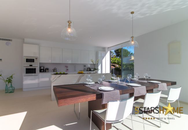 Villa with pool for 8 people in Playa de Muro, Mallorca 4 double bedrooms, 3 bathrooms, garden with pool, barbecue, free WIFI, air conditioning and central heating.
