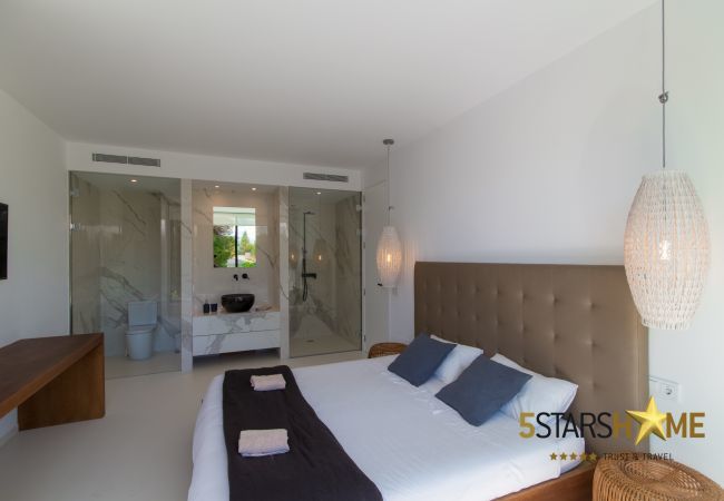 Villa with pool for 8 people in Playa de Muro, Mallorca 4 double bedrooms, 3 bathrooms, garden with pool, barbecue, free WIFI, air conditioning and central heating.