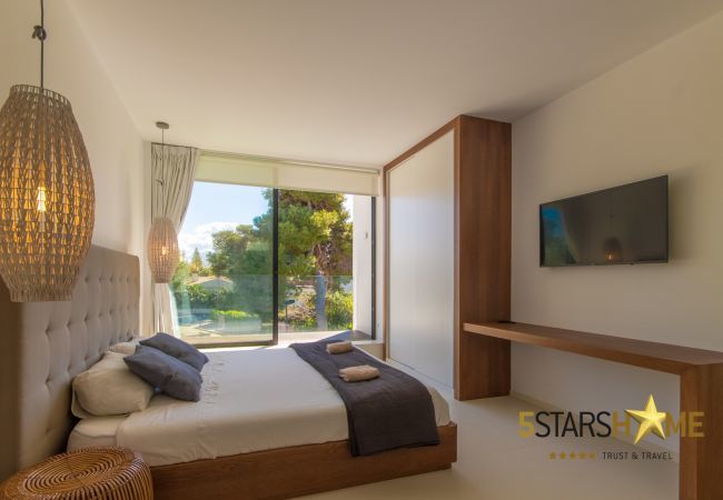 Villa with pool for 8 people in Playa de Muro, Mallorca 4 double bedrooms, 3 bathrooms, garden with pool, barbecue, free WIFI, air conditioning and central heating.