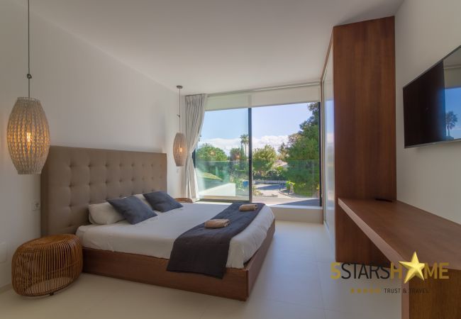 Villa with pool for 8 people in Playa de Muro, Mallorca 4 double bedrooms, 3 bathrooms, garden with pool, barbecue, free WIFI, air conditioning and central heating.