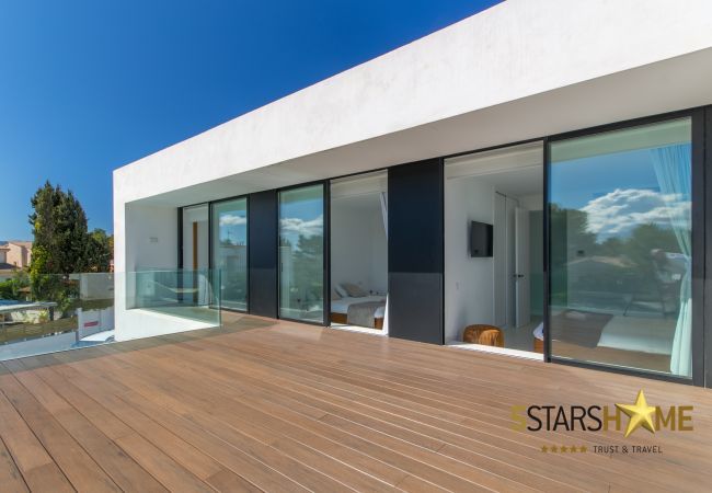 Villa with pool for 8 people in Playa de Muro, Mallorca 4 double bedrooms, 3 bathrooms, garden with pool, barbecue, free WIFI, air conditioning and central heating.