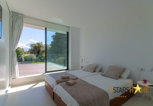 Villa with pool for 8 people in Playa de Muro, Mallorca 4 double bedrooms, 3 bathrooms, garden with pool, barbecue, free WIFI, air conditioning and central heating.