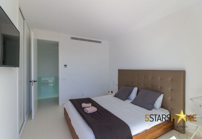 Villa with pool for 8 people in Playa de Muro, Mallorca 4 double bedrooms, 3 bathrooms, garden with pool, barbecue, free WIFI, air conditioning and central heating.