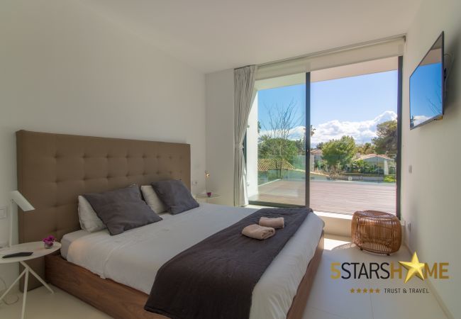 Villa with pool for 8 people in Playa de Muro, Mallorca 4 double bedrooms, 3 bathrooms, garden with pool, barbecue, free WIFI, air conditioning and central heating.