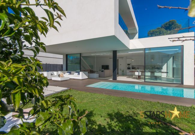 Villa with pool for 8 people in Playa de Muro, Mallorca 4 double bedrooms, 3 bathrooms, garden with pool, barbecue, free WIFI, air conditioning and central heating.