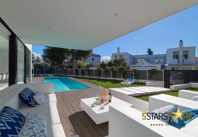 Villa with pool for 8 people in Playa de Muro, Mallorca 4 double bedrooms, 3 bathrooms, garden with pool, barbecue, free WIFI, air conditioning and central heating.