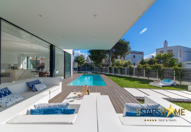 Villa with pool for 8 people in Playa de Muro, Mallorca 4 double bedrooms, 3 bathrooms, garden with pool, barbecue, free WIFI, air conditioning and central heating.