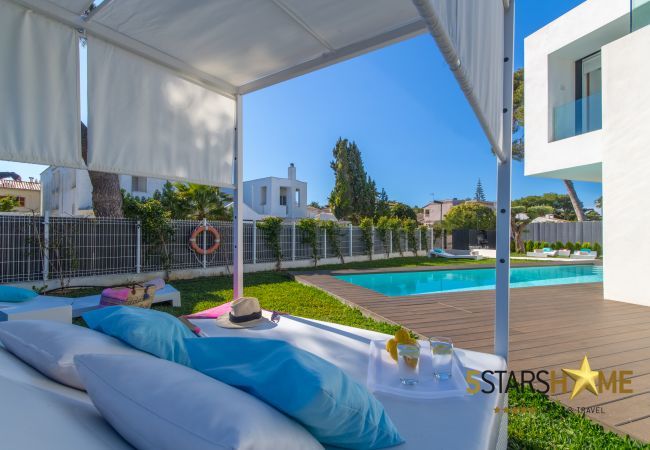 Villa with pool for 8 people in Playa de Muro, Mallorca 4 dormitorios dobles, 3 baños, jardín con piscina, barbacoa, WIFI gratuito, aire acondicionado y calefacción central.