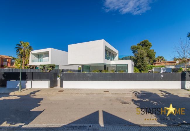 Villa with pool for 8 people in Playa de Muro, Mallorca 4 double bedrooms, 3 bathrooms, garden with pool, barbecue, free WIFI, air conditioning and central heating.