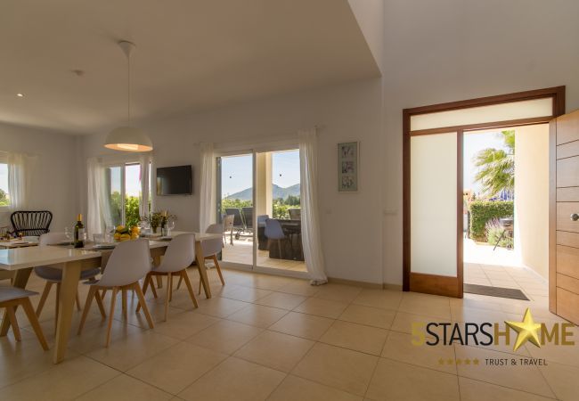 Villa with pool for 8 persons in Alcudia, Mallorca 4 double bedrooms, 4 bathrooms, garden, pool, BBQ, safe, WIFI, heating, open air parking, satellite TV.