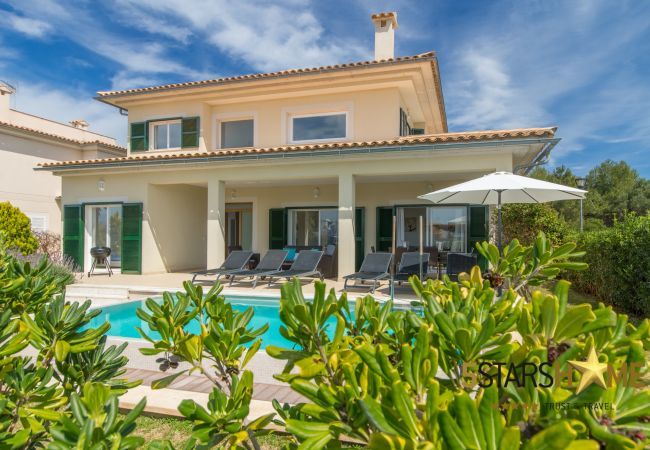 Villa with pool for 8 persons in Alcudia, Mallorca 4 double bedrooms, 4 bathrooms, garden, pool, BBQ, safe, WIFI, heating, open air parking, satellite TV.