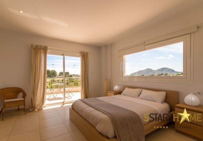 Villa with pool for 8 persons in Alcudia, Mallorca 4 double bedrooms, 4 bathrooms, garden, pool, BBQ, safe, WIFI, heating, open air parking, satellite TV.