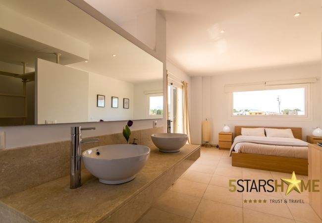 Villa with pool for 8 persons in Alcudia, Mallorca 4 double bedrooms, 4 bathrooms, garden, pool, BBQ, safe, WIFI, heating, open air parking, satellite TV.