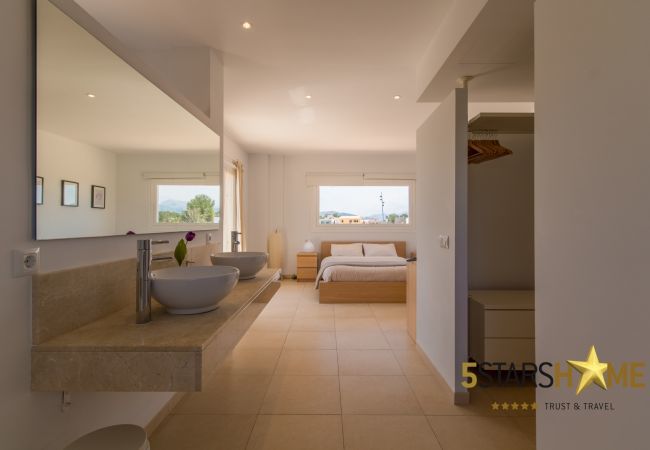 Villa with pool for 8 persons in Alcudia, Mallorca 4 double bedrooms, 4 bathrooms, garden, pool, BBQ, safe, WIFI, heating, open air parking, satellite TV.