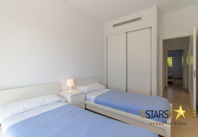 Villa with pool for 8 persons in Alcudia, Mallorca 4 dormitorios dobles, 4 baños, jardín, piscina, BBQ, caja fuerte, WIFI, calefacción, parking aire libre, tv satelite.
