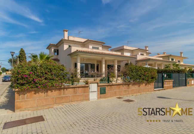 Villa with pool for 8 persons in Alcudia, Mallorca 4 double bedrooms, 4 bathrooms, garden, pool, BBQ, safe, WIFI, heating, open air parking, satellite TV.