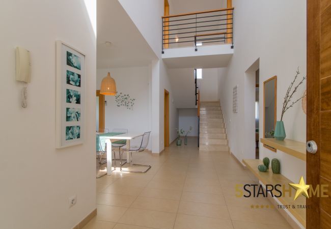 Villa with pool for 8 persons in Alcudia, Mallorca 4 double bedrooms, 4 bathrooms, garden, pool, BBQ, safe, WIFI, heating, open air parking, satellite TV.