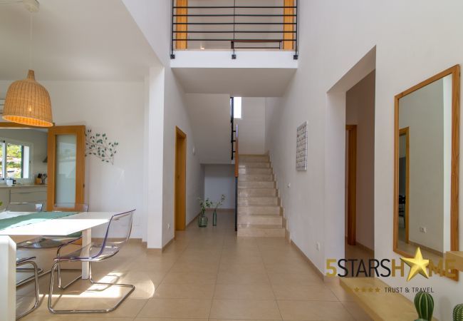 Villa with pool for 8 persons in Alcudia, Mallorca 4 double bedrooms, 4 bathrooms, garden, pool, BBQ, safe, WIFI, heating, open air parking, satellite TV.