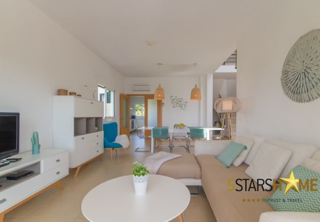 Villa with pool for 8 persons in Alcudia, Mallorca 4 dormitorios dobles, 4 baños, jardín, piscina, BBQ, caja fuerte, WIFI, calefacción, parking aire libre, tv satelite.