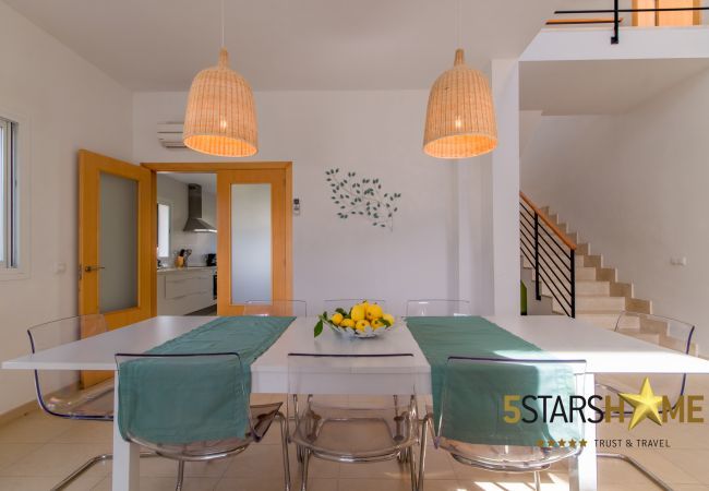 Villa with pool for 8 persons in Alcudia, Mallorca 4 double bedrooms, 4 bathrooms, garden, pool, BBQ, safe, WIFI, heating, open air parking, satellite TV.
