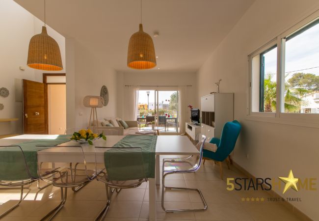 Villa with pool for 8 persons in Alcudia, Mallorca 4 double bedrooms, 4 bathrooms, garden, pool, BBQ, safe, WIFI, heating, open air parking, satellite TV.