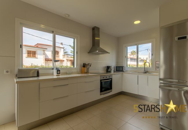 Villa with pool for 8 persons in Alcudia, Mallorca 4 dormitorios dobles, 4 baños, jardín, piscina, BBQ, caja fuerte, WIFI, calefacción, parking aire libre, tv satelite.