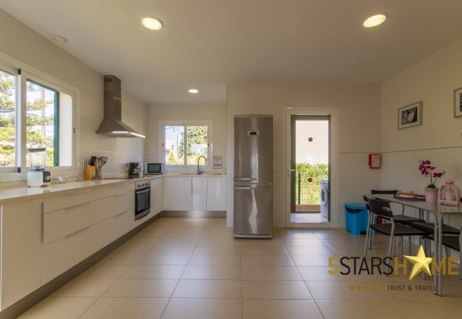 Villa with pool for 8 persons in Alcudia, Mallorca 4 double bedrooms, 4 bathrooms, garden, pool, BBQ, safe, WIFI, heating, open air parking, satellite TV.