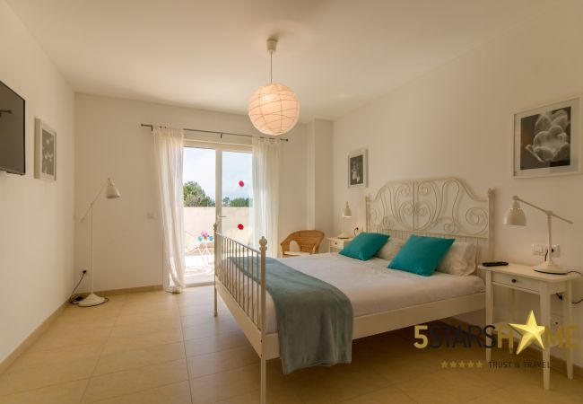 Villa with pool for 8 persons in Alcudia, Mallorca 4 double bedrooms, 4 bathrooms, garden, pool, BBQ, safe, WIFI, heating, open air parking, satellite TV.