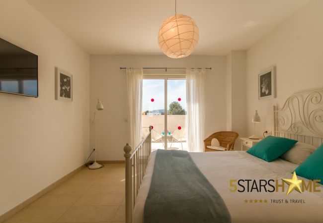 Villa with pool for 8 persons in Alcudia, Mallorca 4 double bedrooms, 4 bathrooms, garden, pool, BBQ, safe, WIFI, heating, open air parking, satellite TV.