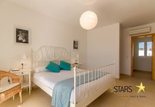 Villa with pool for 8 persons in Alcudia, Mallorca 4 double bedrooms, 4 bathrooms, garden, pool, BBQ, safe, WIFI, heating, open air parking, satellite TV.