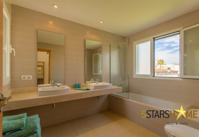 Villa with pool for 8 persons in Alcudia, Mallorca 4 double bedrooms, 4 bathrooms, garden, pool, BBQ, safe, WIFI, heating, open air parking, satellite TV.