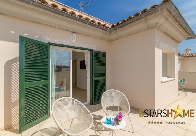 Villa with pool for 8 persons in Alcudia, Mallorca 4 double bedrooms, 4 bathrooms, garden, pool, BBQ, safe, WIFI, heating, open air parking, satellite TV.