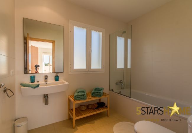 Villa with pool for 8 persons in Alcudia, Mallorca 4 dormitorios dobles, 4 baños, jardín, piscina, BBQ, caja fuerte, WIFI, calefacción, parking aire libre, tv satelite.
