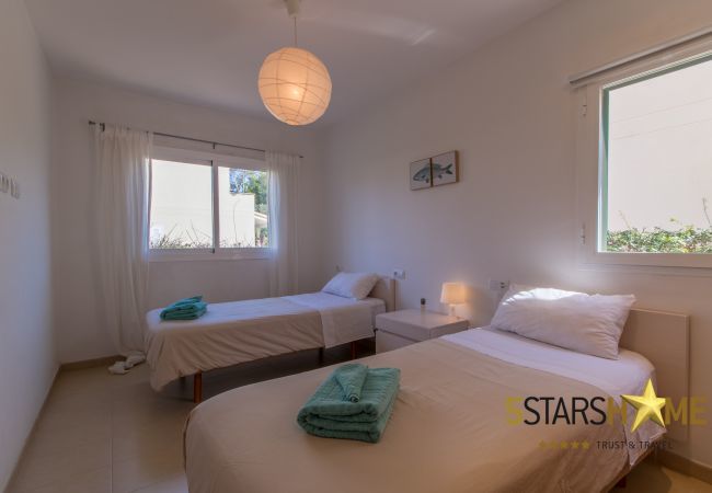 Villa with pool for 8 persons in Alcudia, Mallorca 4 double bedrooms, 4 bathrooms, garden, pool, BBQ, safe, WIFI, heating, open air parking, satellite TV.