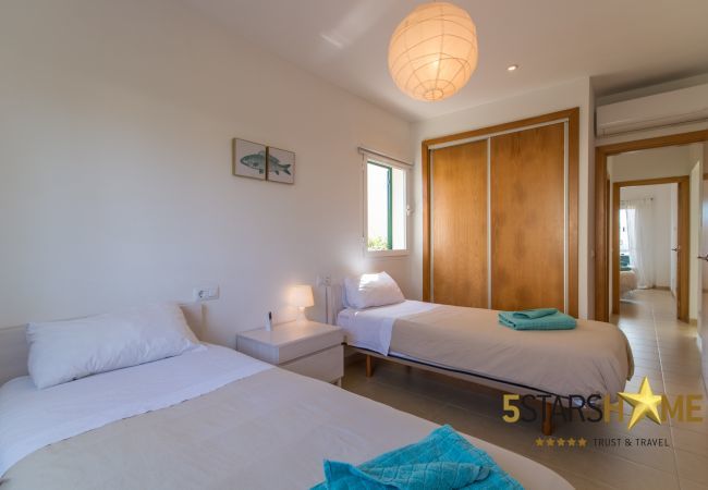 Villa with pool for 8 persons in Alcudia, Mallorca 4 double bedrooms, 4 bathrooms, garden, pool, BBQ, safe, WIFI, heating, open air parking, satellite TV.