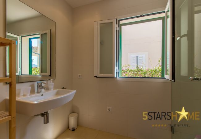 Villa with pool for 8 persons in Alcudia, Mallorca 4 double bedrooms, 4 bathrooms, garden, pool, BBQ, safe, WIFI, heating, open air parking, satellite TV.