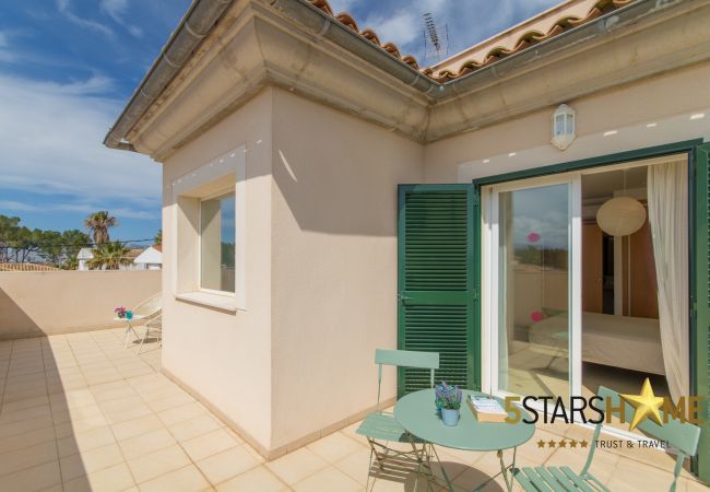 Villa with pool for 8 persons in Alcudia, Mallorca 4 double bedrooms, 4 bathrooms, garden, pool, BBQ, safe, WIFI, heating, open air parking, satellite TV.