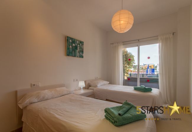 Villa with pool for 8 persons in Alcudia, Mallorca 4 double bedrooms, 4 bathrooms, garden, pool, BBQ, safe, WIFI, heating, open air parking, satellite TV.