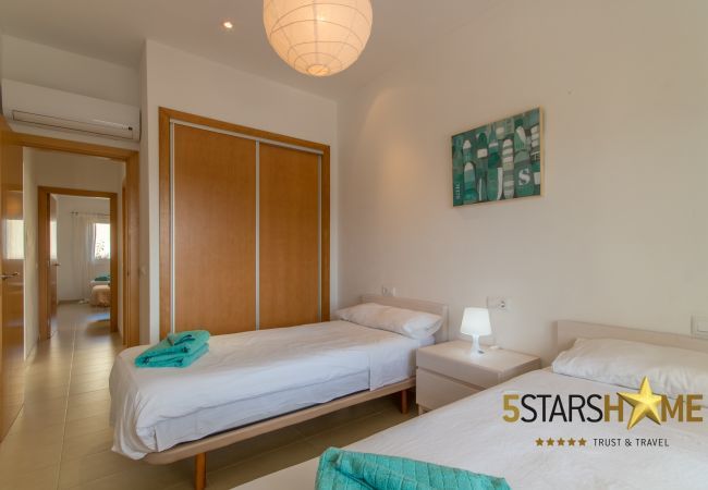 Villa with pool for 8 persons in Alcudia, Mallorca 4 double bedrooms, 4 bathrooms, garden, pool, BBQ, safe, WIFI, heating, open air parking, satellite TV.