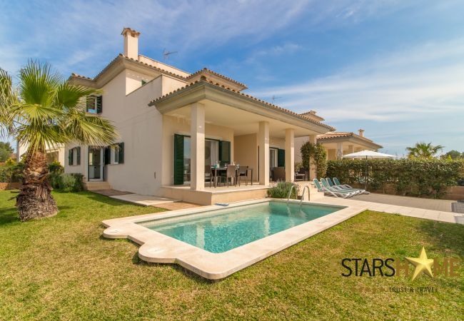 Villa with pool for 8 persons in Alcudia, Mallorca 4 double bedrooms, 4 bathrooms, garden, pool, BBQ, safe, WIFI, heating, open air parking, satellite TV.