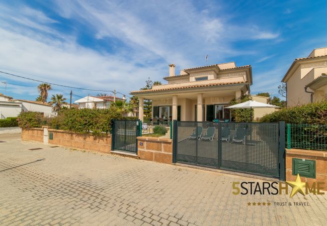 Villa with pool for 8 persons in Alcudia, Mallorca 4 double bedrooms, 4 bathrooms, garden, pool, BBQ, safe, WIFI, heating, open air parking, satellite TV.