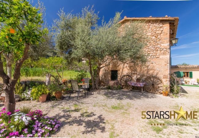 Rural house for 4/6 people in Sóller, Mallorca. 2 double bedrooms, 2 bathrooms, 1 sleeping place for 2 extra persons, free wifi, AC, garden with barbecue.