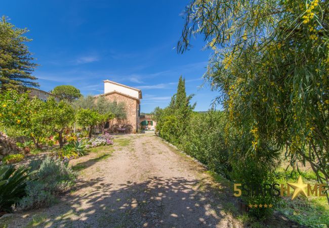 Rural house for 4/6 people in Sóller, Mallorca. 2 double bedrooms, 2 bathrooms, 1 sleeping place for 2 extra persons, free wifi, AC, garden with barbecue.