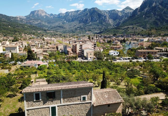 Rural house for 4/6 people in Sóller, Mallorca. 2 double bedrooms, 2 bathrooms, 1 sleeping place for 2 extra persons, free wifi, AC, garden with barbecue.