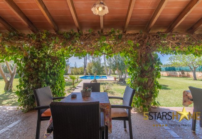 Rural house with pool for 8 persons in Santa Margalida, Mallorca 4 double bedrooms, 3 bathrooms, free WIFI, garden, pool, terrace, BBQ, children's area, central heating, AC in bedrooms.
