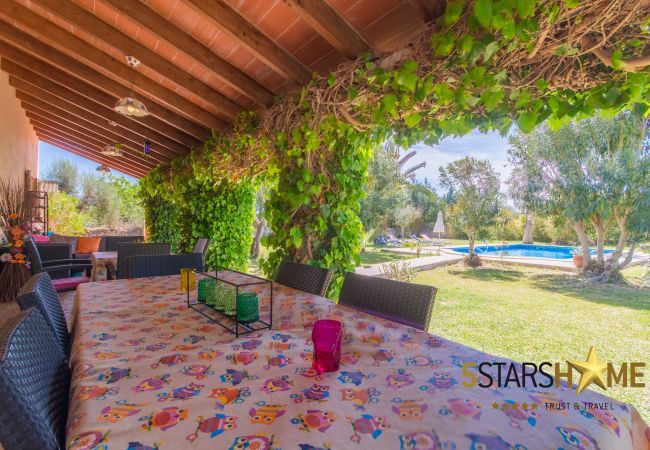Rural house with pool for 8 persons in Santa Margalida, Mallorca 4 double bedrooms, 3 bathrooms, free WIFI, garden, pool, terrace, BBQ, children's area, central heating, AC in bedrooms.