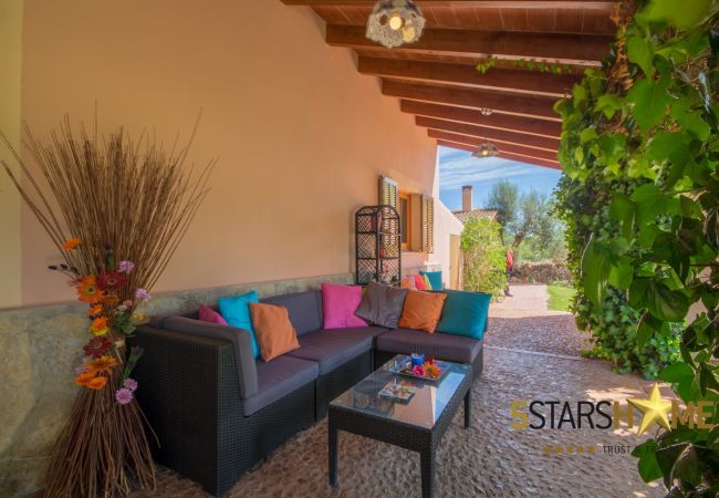 Rural house with pool for 8 persons in Santa Margalida, Mallorca 4 double bedrooms, 3 bathrooms, free WIFI, garden, pool, terrace, BBQ, children's area, central heating, AC in bedrooms.