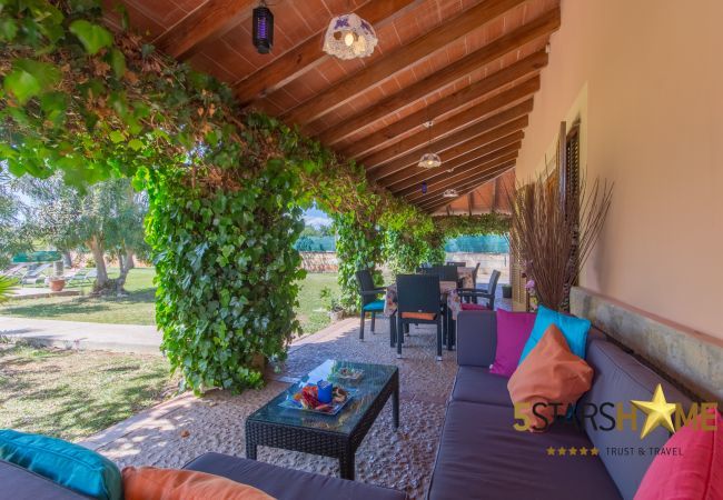Rural house with pool for 8 persons in Santa Margalida, Mallorca 4 double bedrooms, 3 bathrooms, free WIFI, garden, pool, terrace, BBQ, children's area, central heating, AC in bedrooms.
