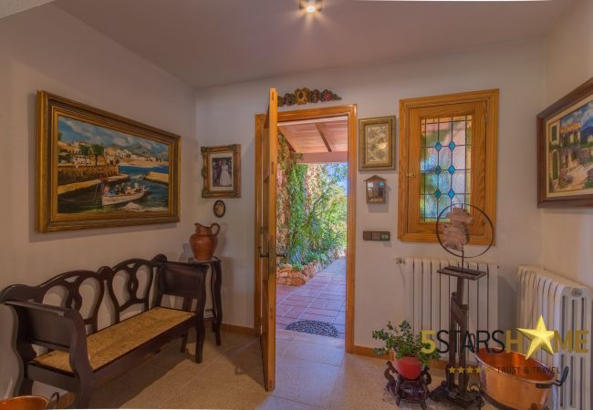 Rural house with pool for 8 persons in Santa Margalida, Mallorca 4 double bedrooms, 3 bathrooms, free WIFI, garden, pool, terrace, BBQ, children's area, central heating, AC in bedrooms.
